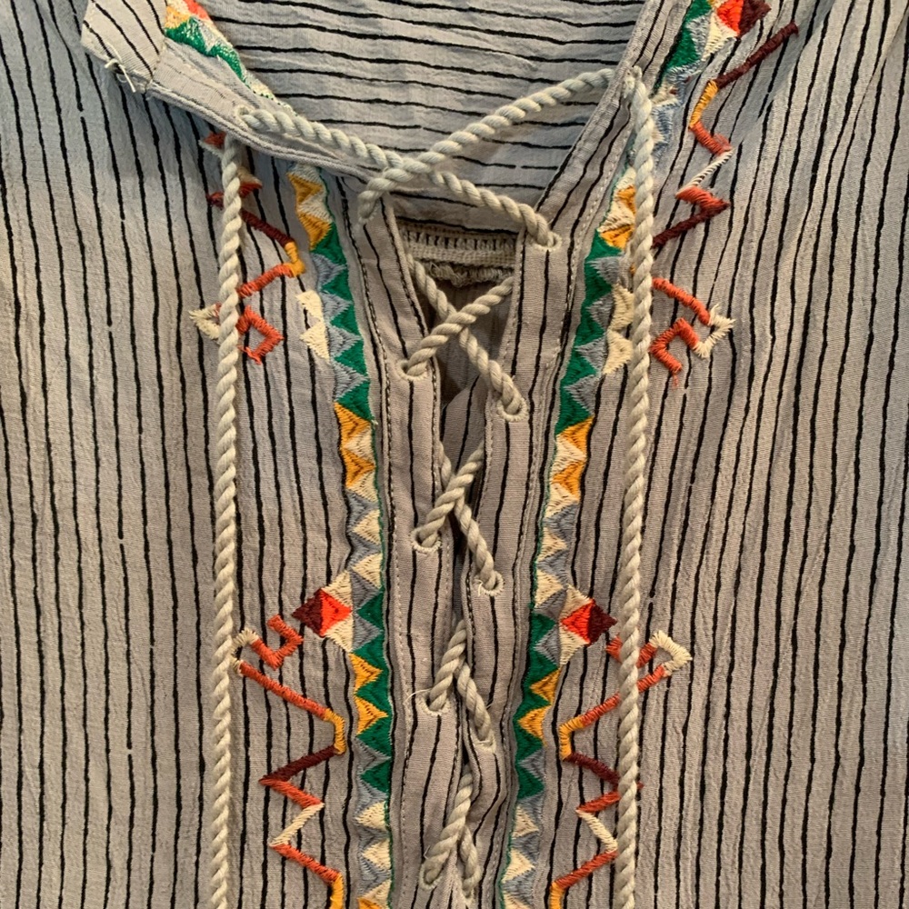 Akemi + Kin Anthropologie Embroidered Tunic Top Size 0 Petite - Picture 7 of 9